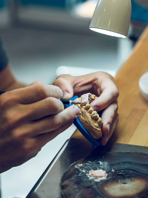 Les cliniques dentaires offrent-elles des services de prothèses ?